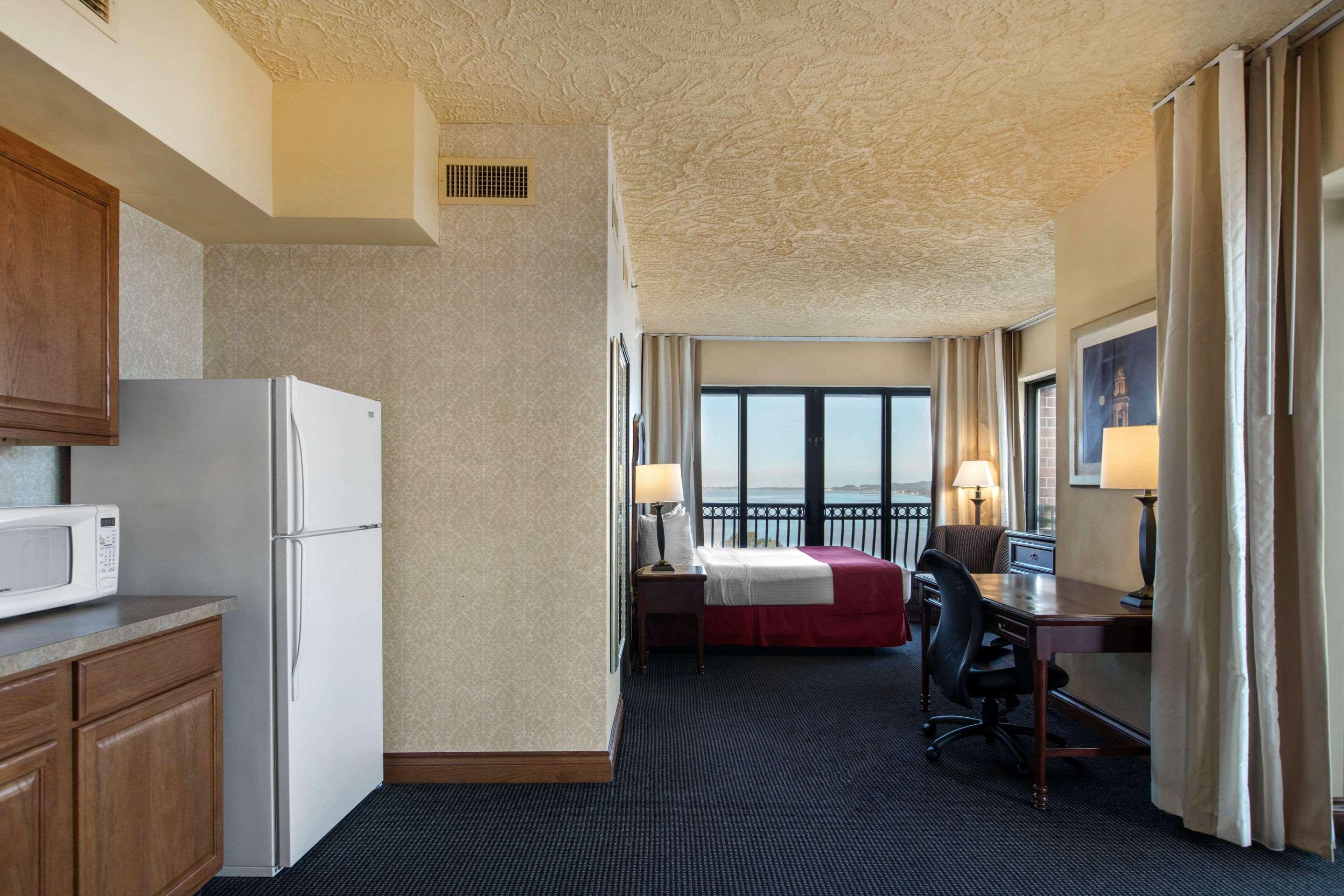 Shoreline Inn & Conference Center, Ascend Hotel Collection Маскигон Экстерьер фото