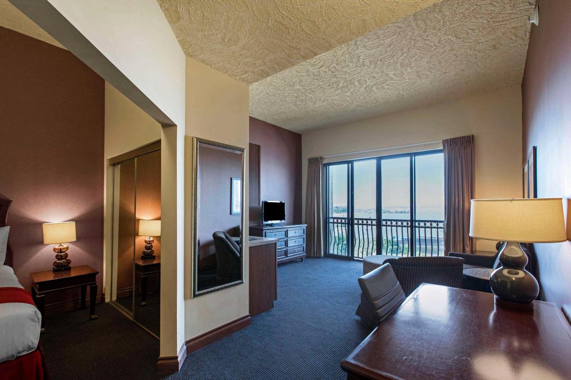 Shoreline Inn & Conference Center, Ascend Hotel Collection Маскигон Экстерьер фото
